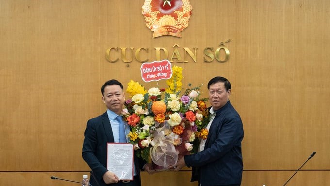 Thứ trưởng Bộ Y tế Đỗ Xuân Tuyên trao quyết định chỉ định giữ chức Bí thư Đảng ủy Cục Dân số