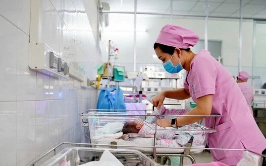 Năm 2025, phụ nữ sinh đủ 2 con trước 35 tuổi sẽ được trợ cấp 3 triệu đồng/tháng?