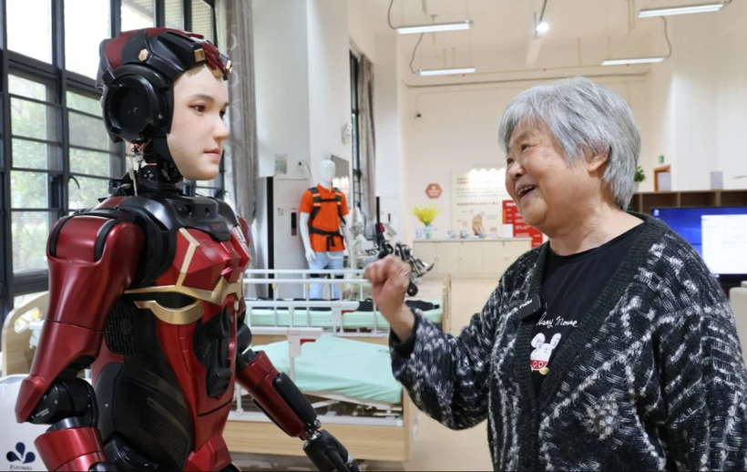 Trung Quốc tung robot chăm người già đối phó "cơn bão già hóa" dân số