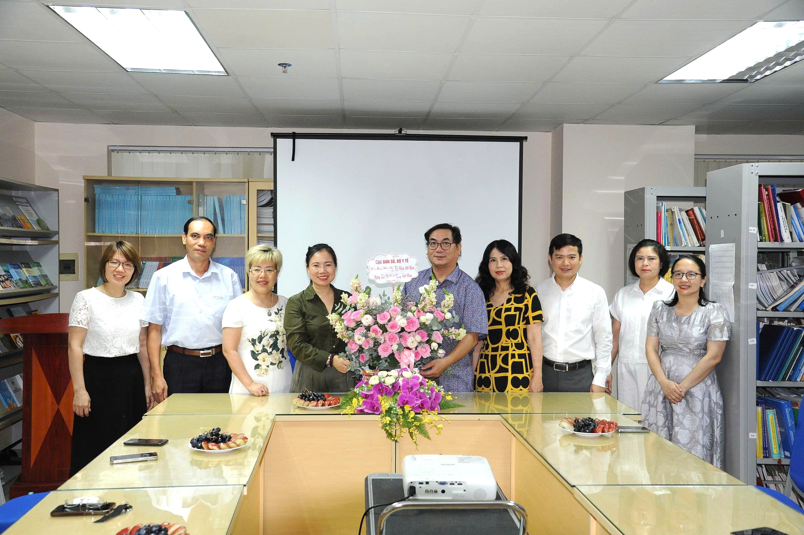 Lãnh đạo Cục Dân số thăm và chúc mừng Trung tâm Nghiên cứu, Thông tin và Dữ liệu nhân kỷ niệm 100 năm Ngày Báo chí Cách mạng Việt Nam