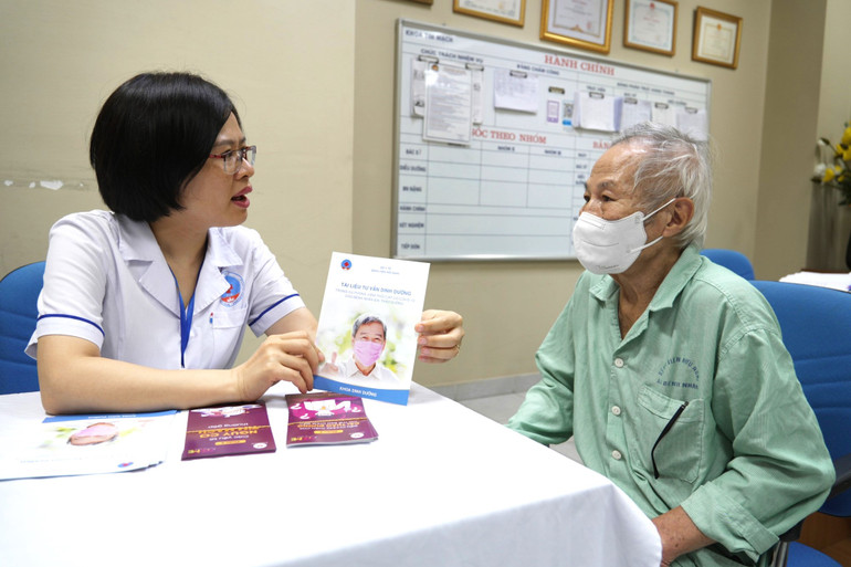 Giải pháp ứng phó với thách thức già hóa dân số tại Việt Nam