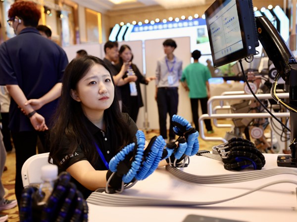 Bắc Kinh lần đầu tổ chức cuộc thi robot chăm sóc người cao tuổi