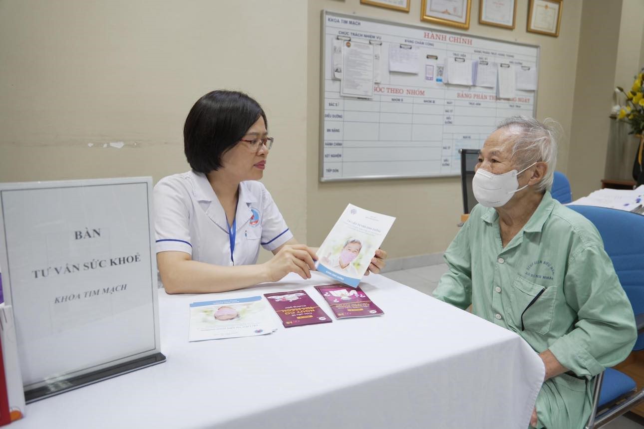 Chính sách về bảo hiểm y tế và chăm sóc sức khỏe cho người cao tuổi: Kinh nghiệm quốc tế và khuyến nghị cho Việt Nam