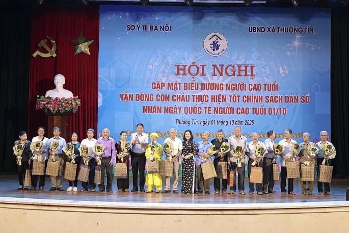 Hội nghị gặp mặt biểu dương người cao tuổi vận động con cháu thực hiện tốt chính sách dân số nhân ngày Quốc tế người cao tuổi 01/10 tại xã Thường Tín, Hà Nội
