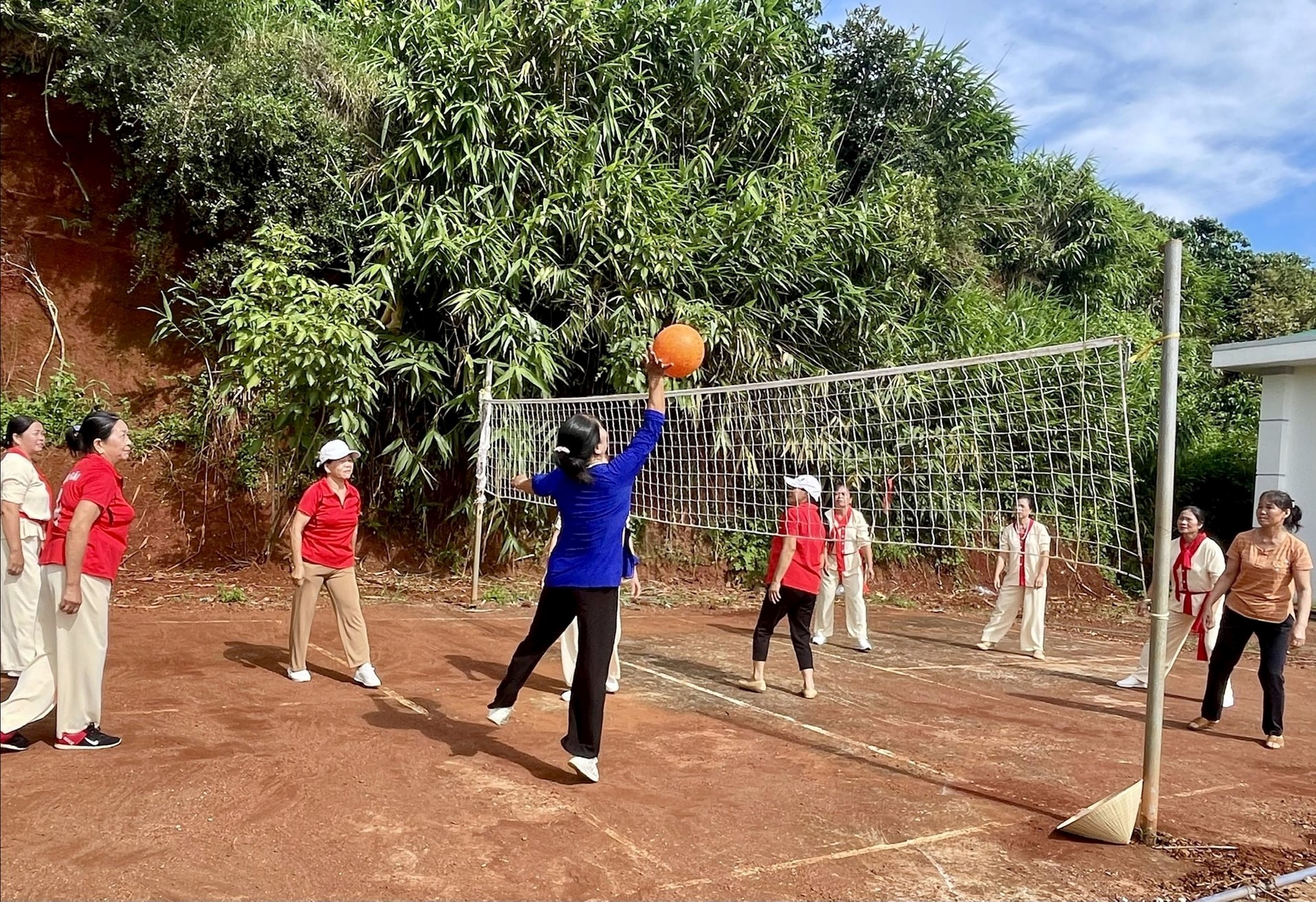 Nâng tầm hoạt động chăm sóc sức khỏe người cao tuổi